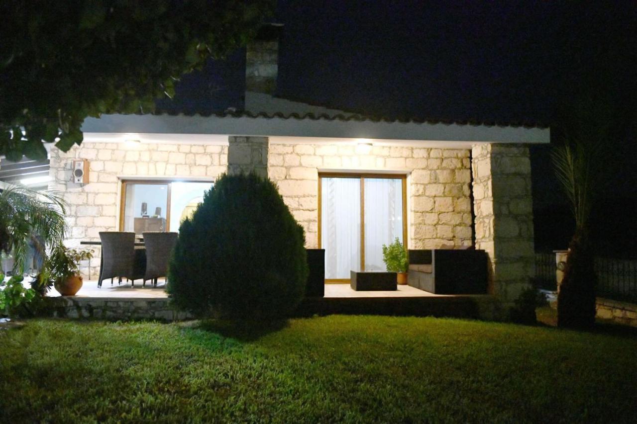 Lasa Black Rock Villa Paphos Esterno foto